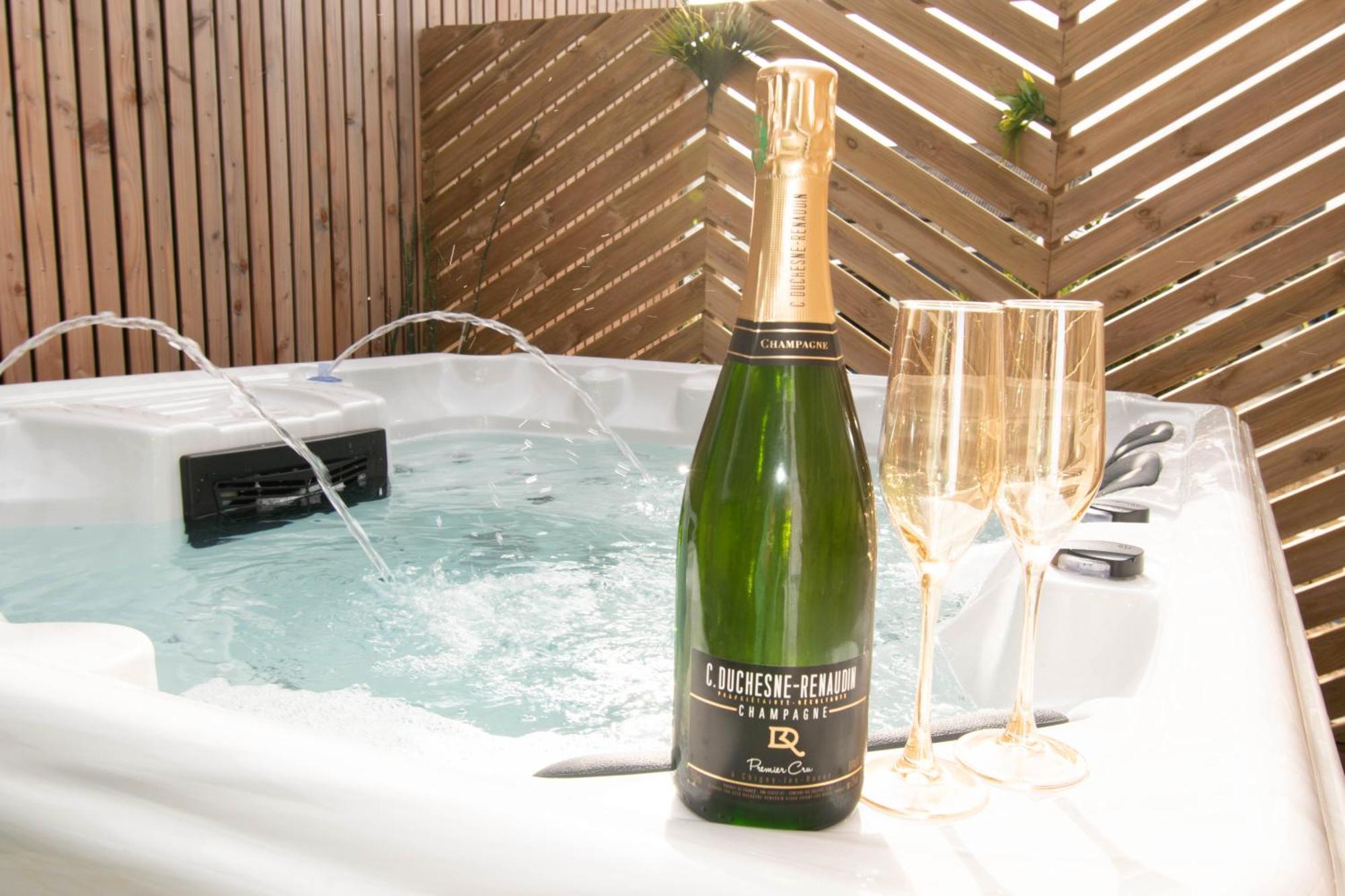 Studio Les 2 Fees - Jacuzzi - Deco Feerique Montfort-sur-Meu Exterior foto