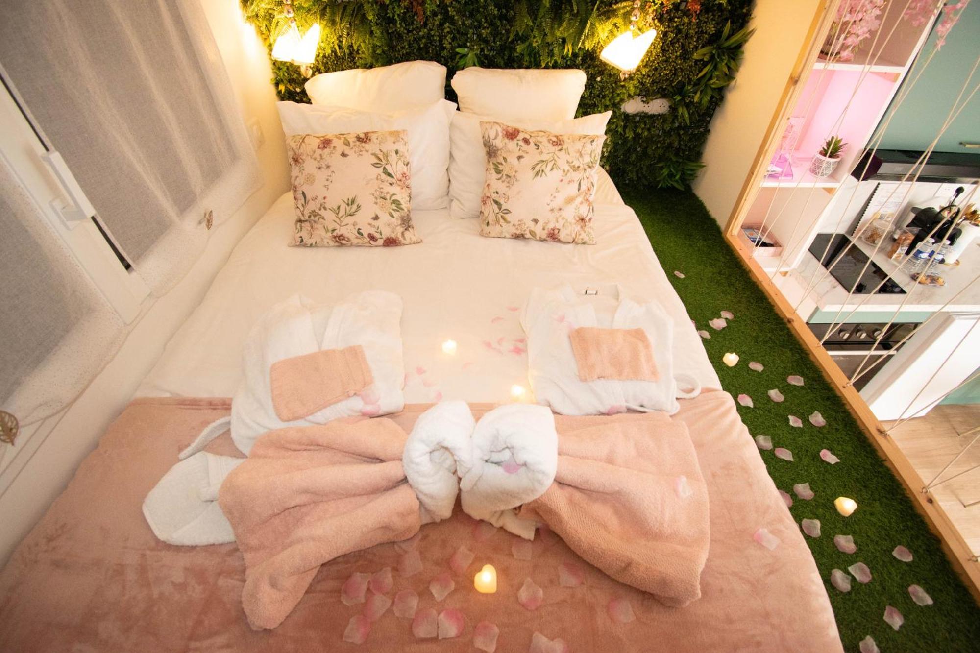 Studio Les 2 Fees - Jacuzzi - Deco Feerique Montfort-sur-Meu Exterior foto
